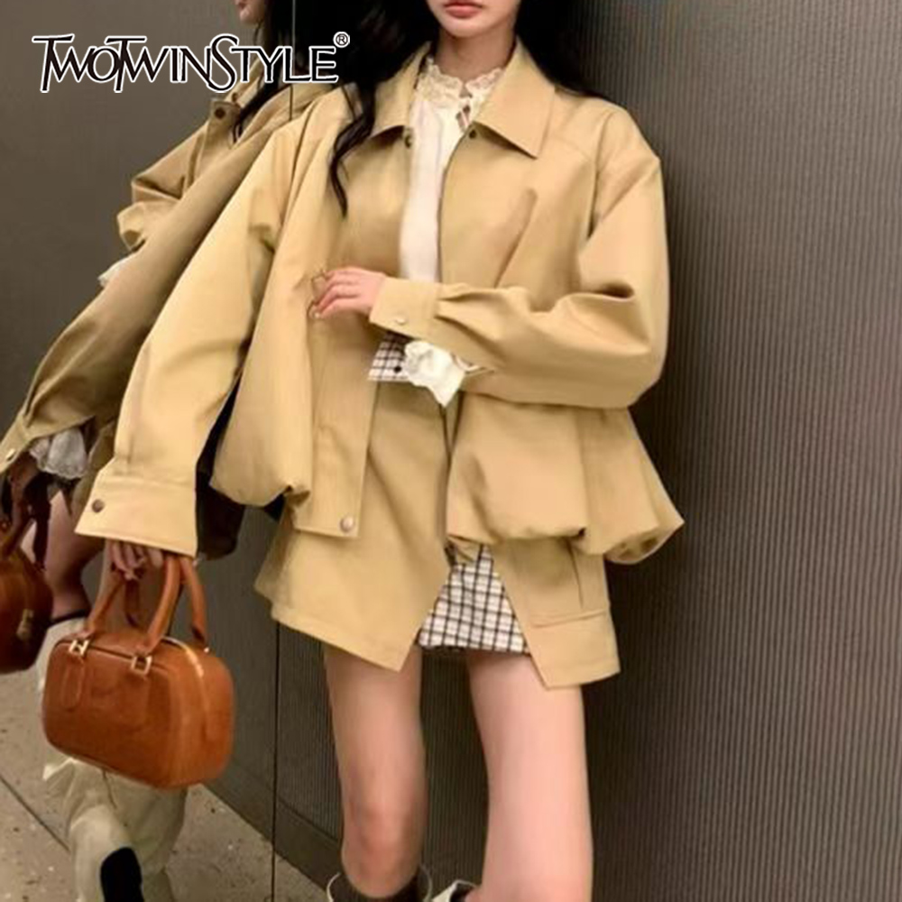 Winter Clothing Pk - ชุดเซ็ทสองชิ้นสไตล์ TWOTWINSTYLE สีกากี แต่งผ้าแบบต่อผ้า กระเป๋าเสื้อแจ็คเก็ตปกเสื้อแขนยาวทรงสตรีทแวร์ กระโปรงแฟชั่นสไตล์ใหม่สำหรับผู้หญิง